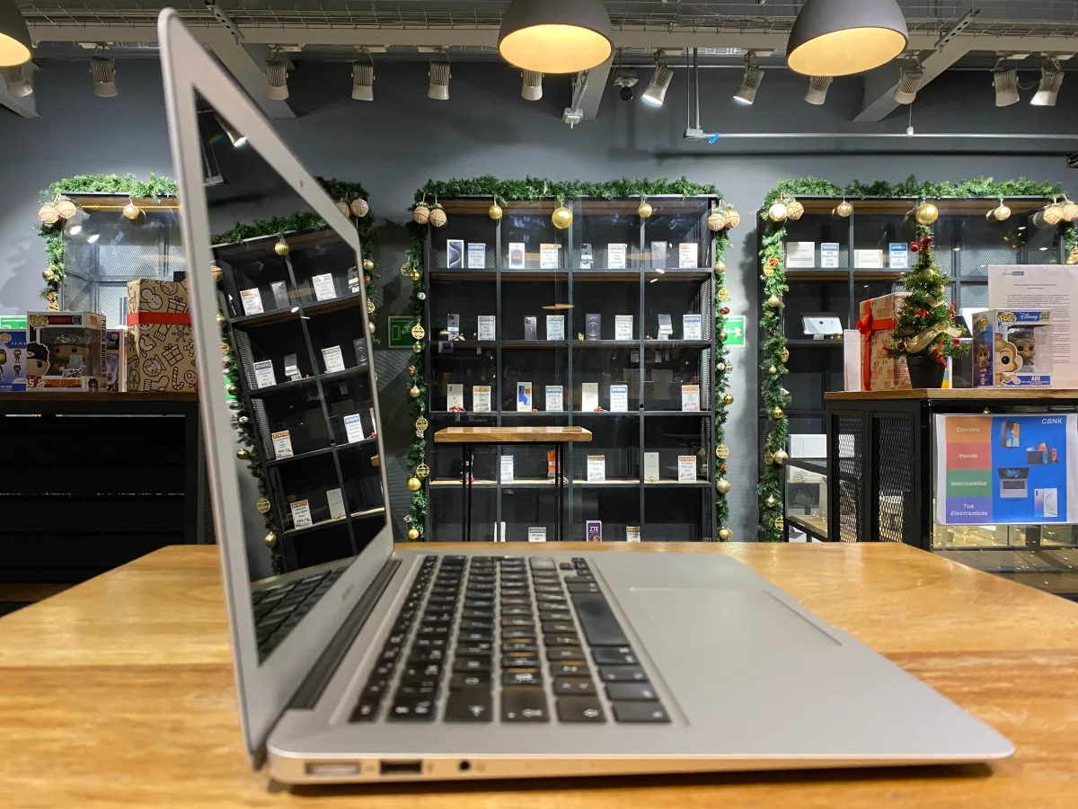 MacBook Air 2013 13" Corei5 128GB SSD/4GB RAM (Producto Unico) - Imagen 5